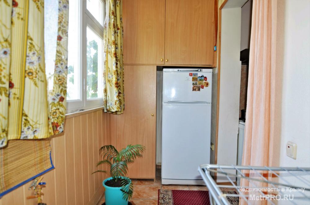 Предлагается к покупке 2 комнатная квартира в Ялте по улице Кирова.  Квартира расположена на 4 этаже 5 этажного дома.... - 3