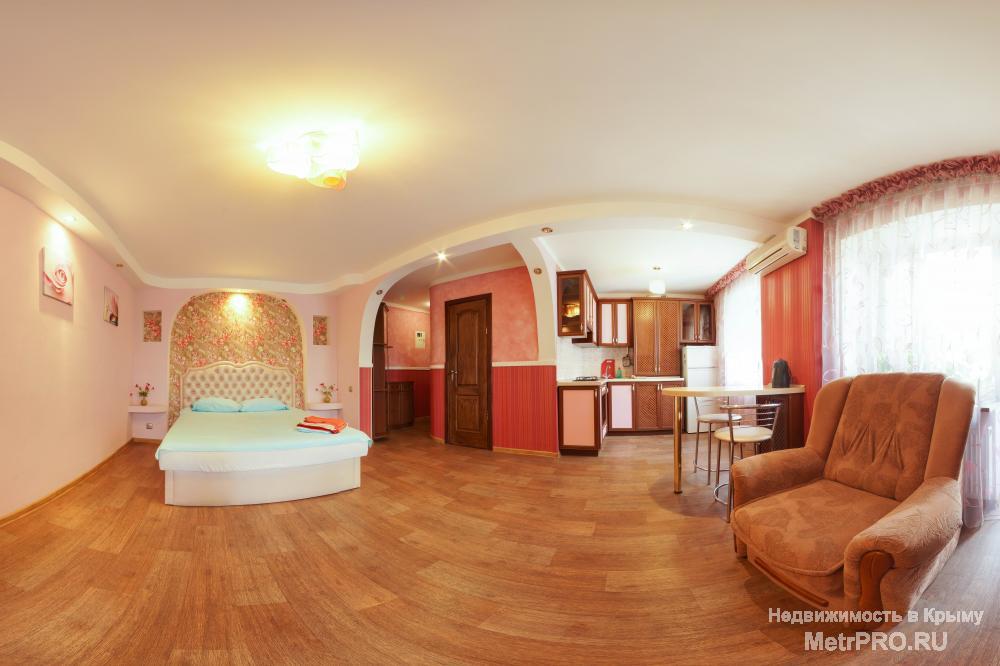 Эта уютная и теплая, с дизайнерским ремонтом квартира, находится в центре Симферополя возле парка Тренева. До любого...