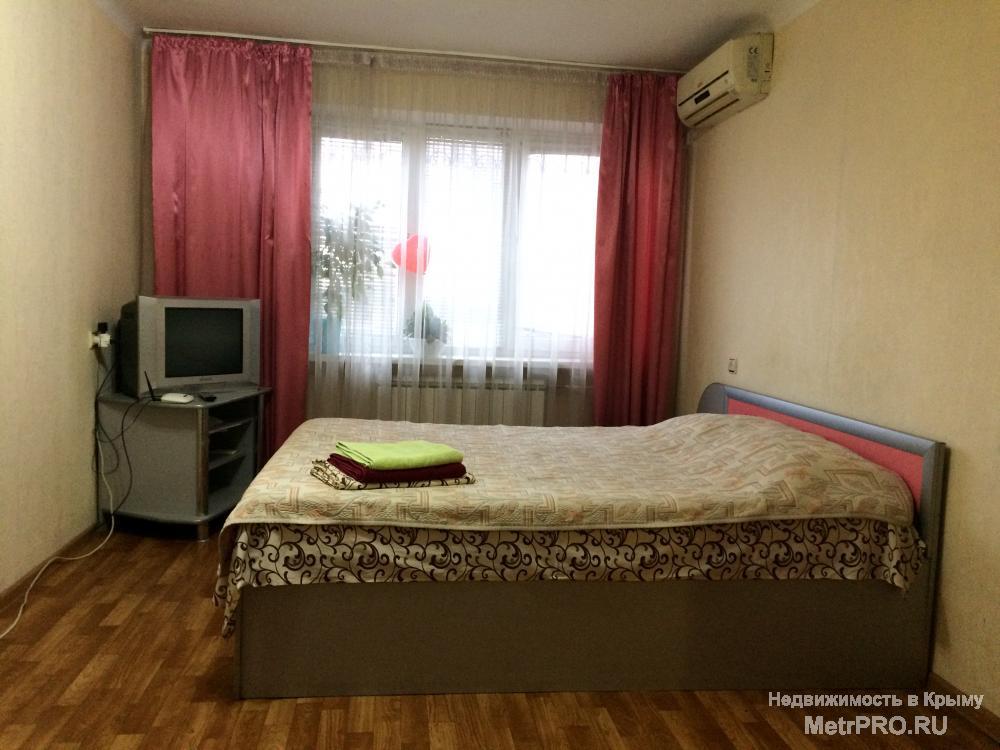 Эта уютная и теплая, с современным ремонтом квартира, находится в центре Симферополя возле парка Тренева. До любого...