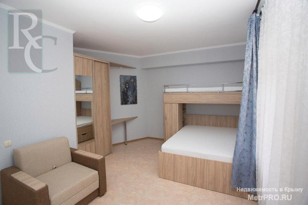 Гостиница расположена в 300 метрах от песчаного пляжа. Общая площадь гостиницы составляет 1070 кв.м. в которую входит... - 18