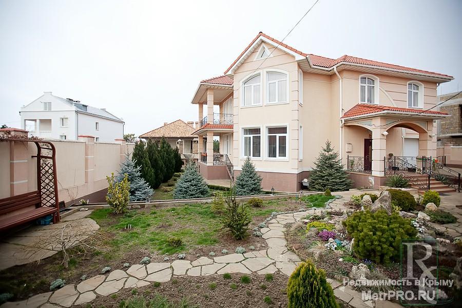 Продаю Шикарный дом площадью 397,2 м.кв, расположенный в элитном поселке г. Севастополя. Данный дом с гордостью...