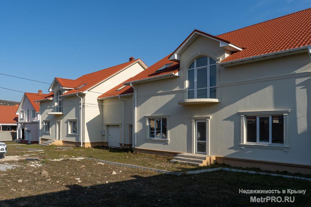 Продам новый двухэтажный коттедж в поселке Резервное, в 30 минутах езды от Севастополя.  На земельном участке 10...