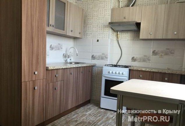 Продам квартиру в новом 8 микрорайоне с качественным ремонтом, полы - ламинат в комнате, плитка на кухне и коридоре.... - 6