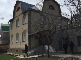Сдам дом в п. Мраморное, ялтинское направление. S общ.=300м2, три...