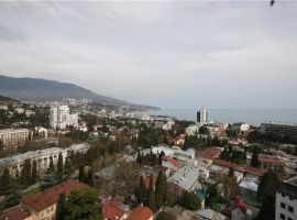 Продам квартиру с панорамным видом на горы и море в центре города....